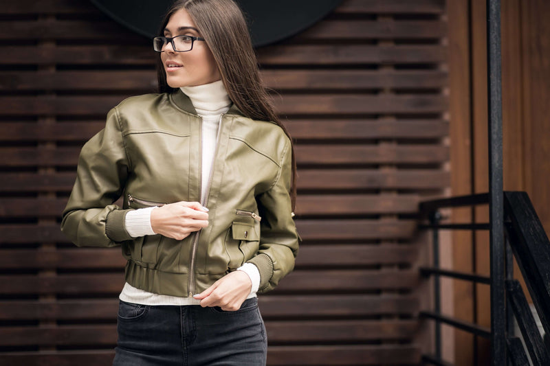 Rinde homenaje al Estilo Atemporal con Chaquetas Bomber: Entre Cuero y Textil