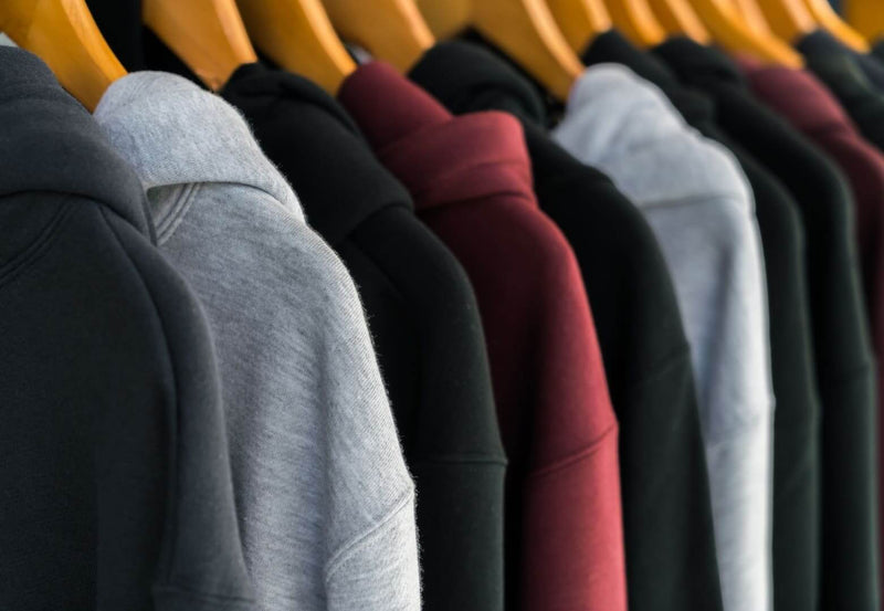 Maximizar ganancias: compra al por mayor en un almacén de ropa usada